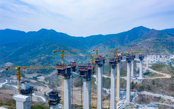 比肩青山接桂黔 | 皇冠welcome官网群塔助建雅长特大桥