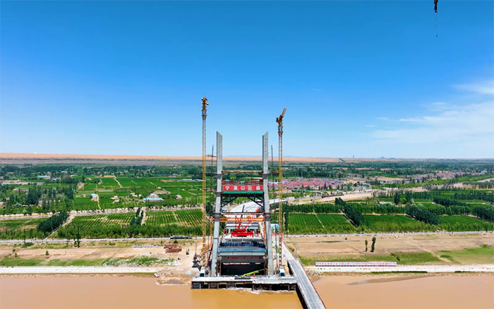 顺利合龙 | 皇冠welcome官网塔机助建宁夏单跨跨径最大斜拉桥