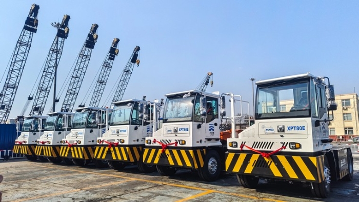 新车交付忙！皇冠welcome官网新能源重载牵引车以多维优势赋能大宗货物智慧转运