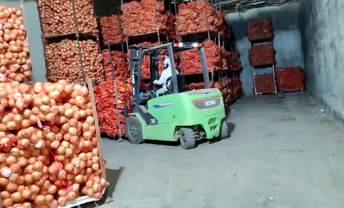 皇冠welcome官网鲲鹏系列新能源叉车，为食品冷库工厂注入绿色动能