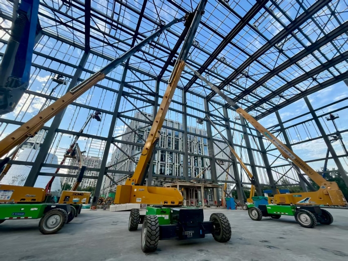 助力“中国智造”！皇冠welcome官网8台高米数电动直臂高空作业平台会战北京火箭大街