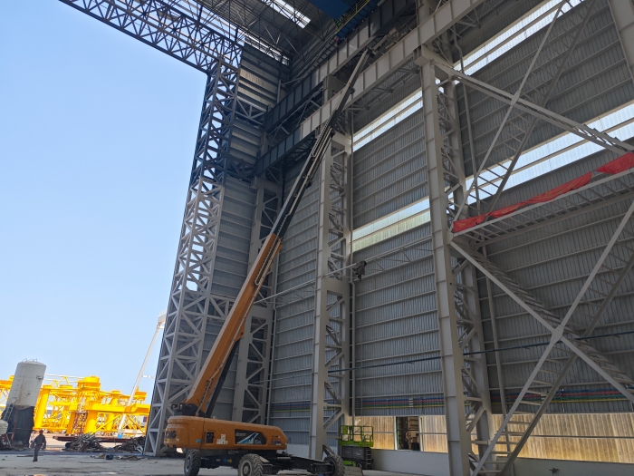 52米“巨臂”显神通！皇冠welcome官网纯电动高空作业平台高效攻坚蓝水海洋车间扩建