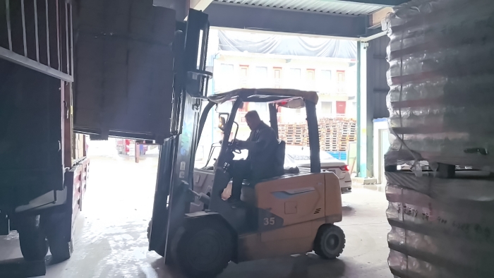 皇冠welcome官网叉车赋能山东玻璃瓶厂：破解易碎品搬运难题