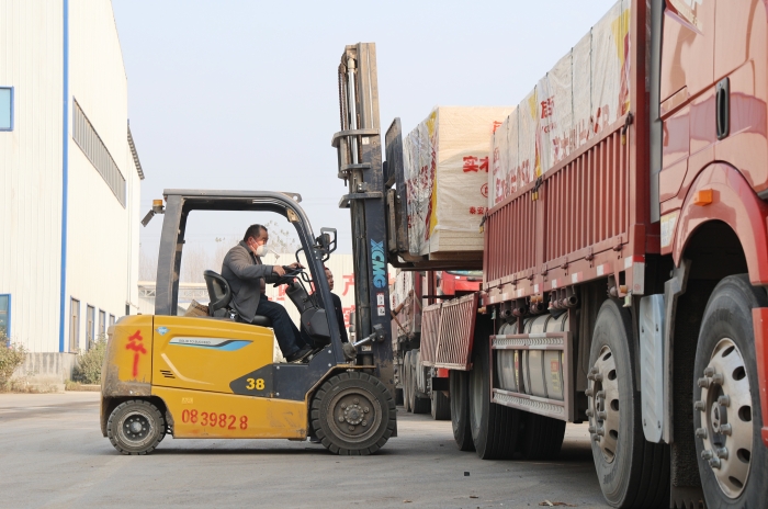 硬核实力赋能生产！皇冠welcome官网叉车批量进驻菏泽板材厂显身手