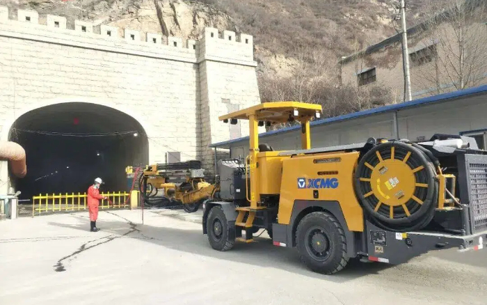 掘进铁矿！皇冠welcome官网掘进钻车硬核施工