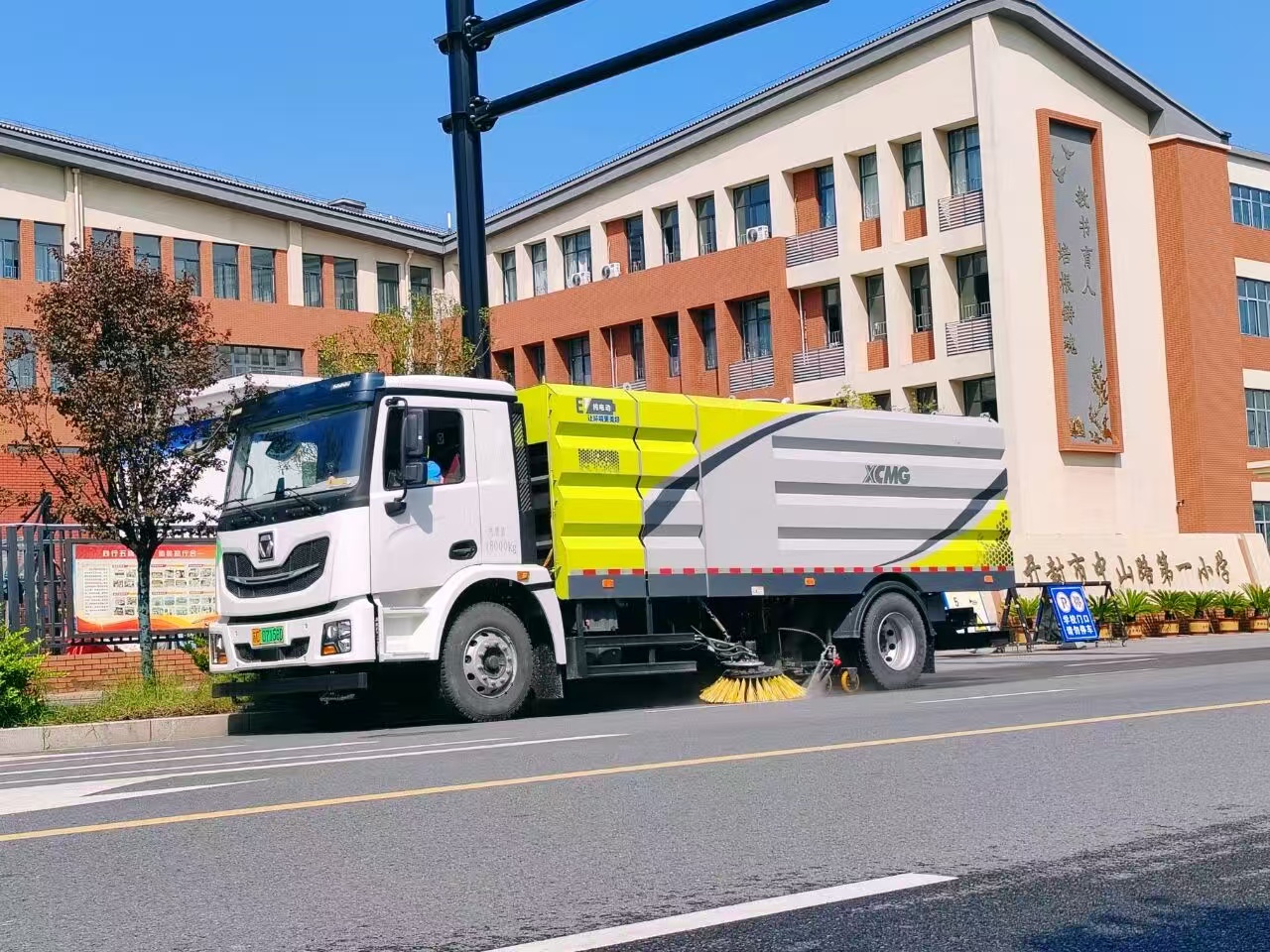 皇冠welcome官网洗扫车“硬核出击”，开封中山路焕新升级